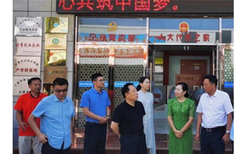 銀川市委常委、紀委書記、監(jiān)委主任劉智峰一行赴銀川伊百盛面對面問需求，實打?qū)嵔怆y題